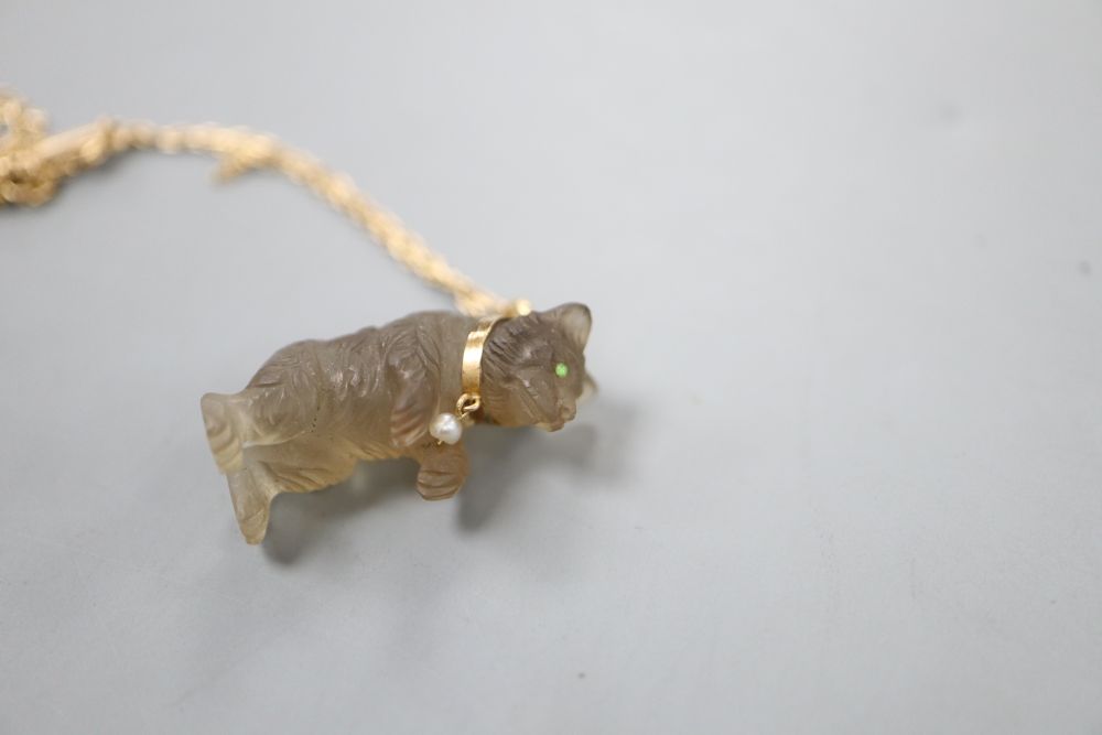 A carved quartz or glass bear pendant, on a yellow metal chain, chain 34cm.